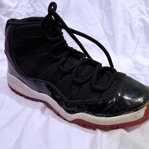 Air Jordan 11 Retro “Bred” 2001 Sneakers | Size 2.5Y | OG Box Included | 🔥🔥🔥